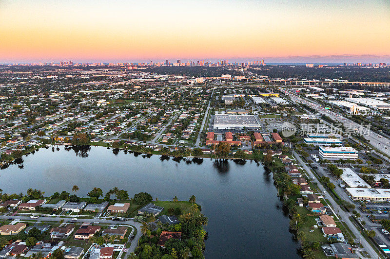 鸟瞰图的工业区和住宅区在黄昏，Fort Lauderdale，佛罗里达，美国